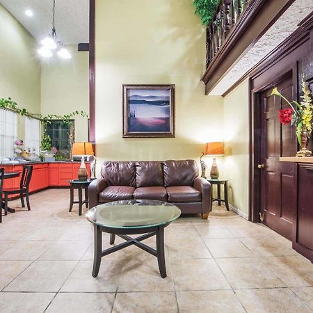 Howard Johnson By Wyndham San Marcos Bagian luar foto