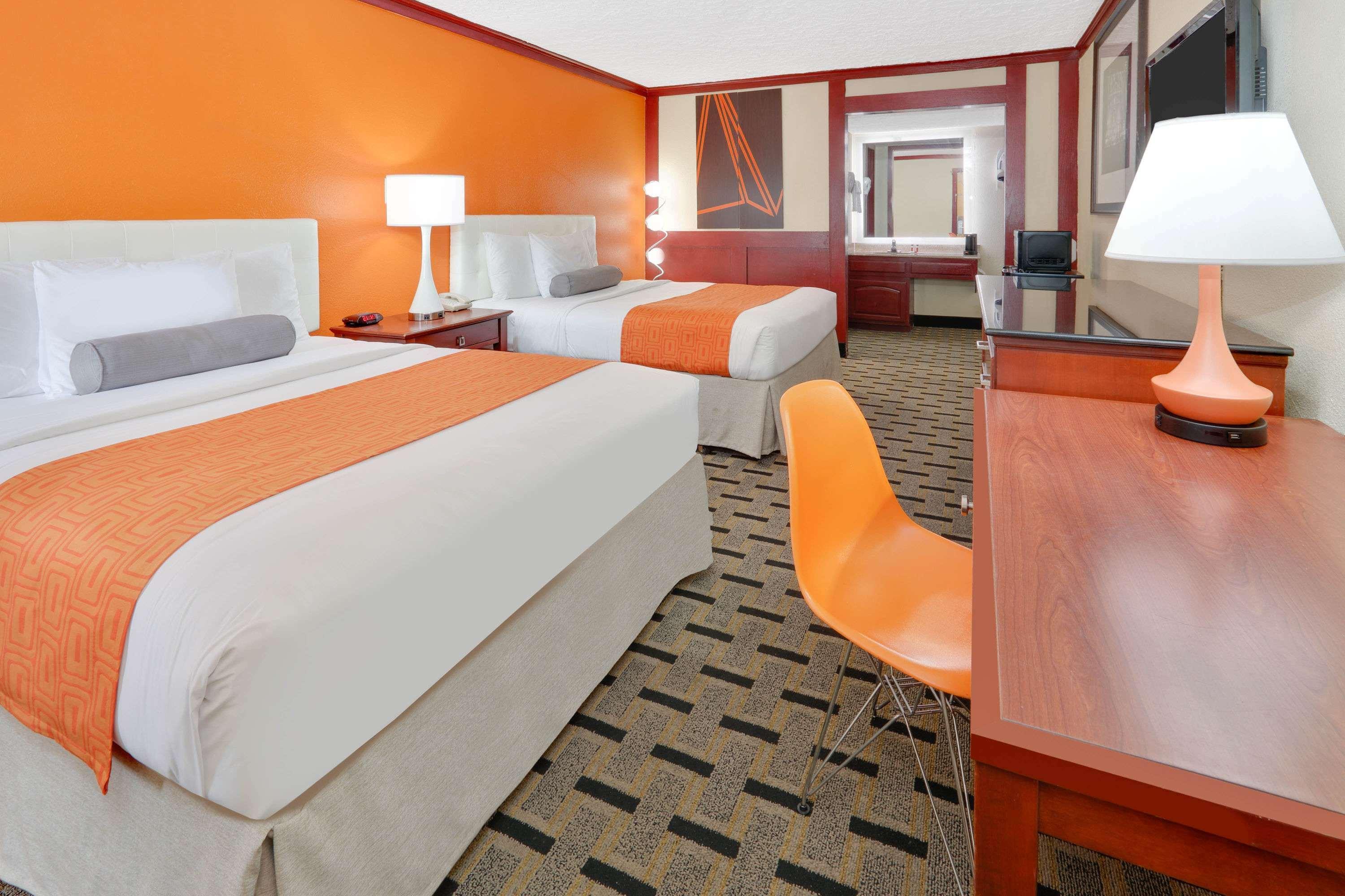 Howard Johnson By Wyndham San Marcos Bagian luar foto