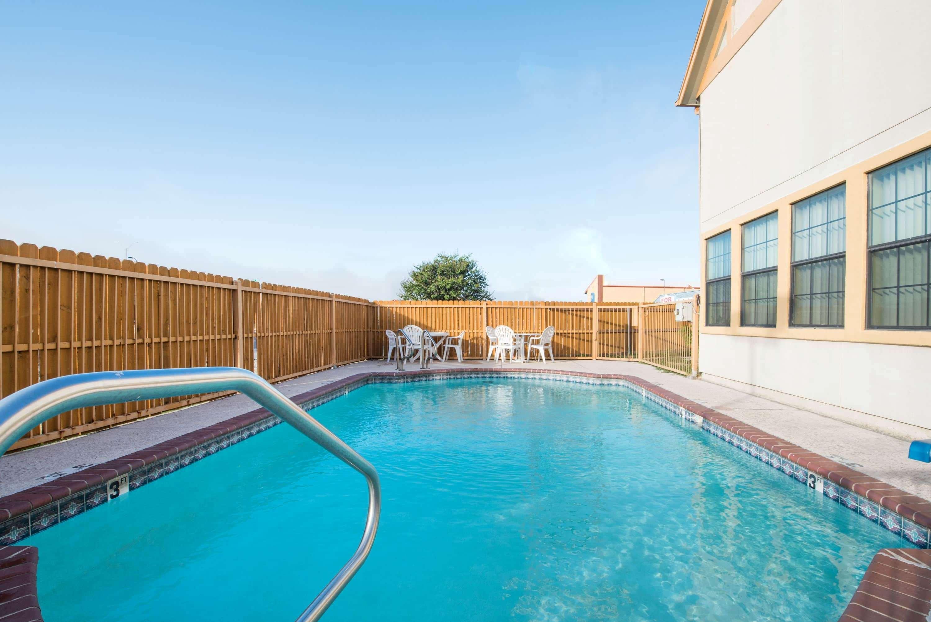 Howard Johnson By Wyndham San Marcos Bagian luar foto