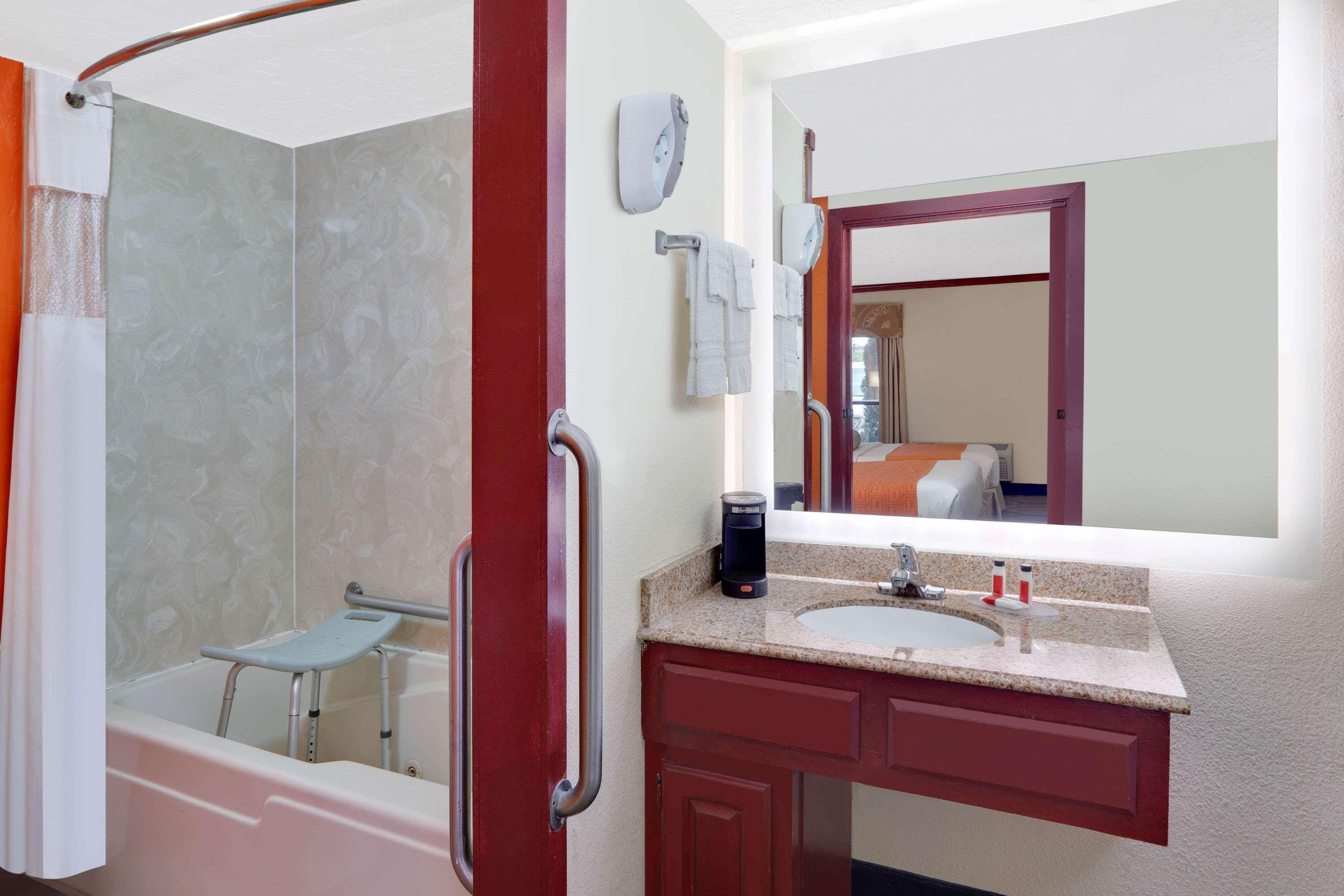 Howard Johnson By Wyndham San Marcos Bagian luar foto