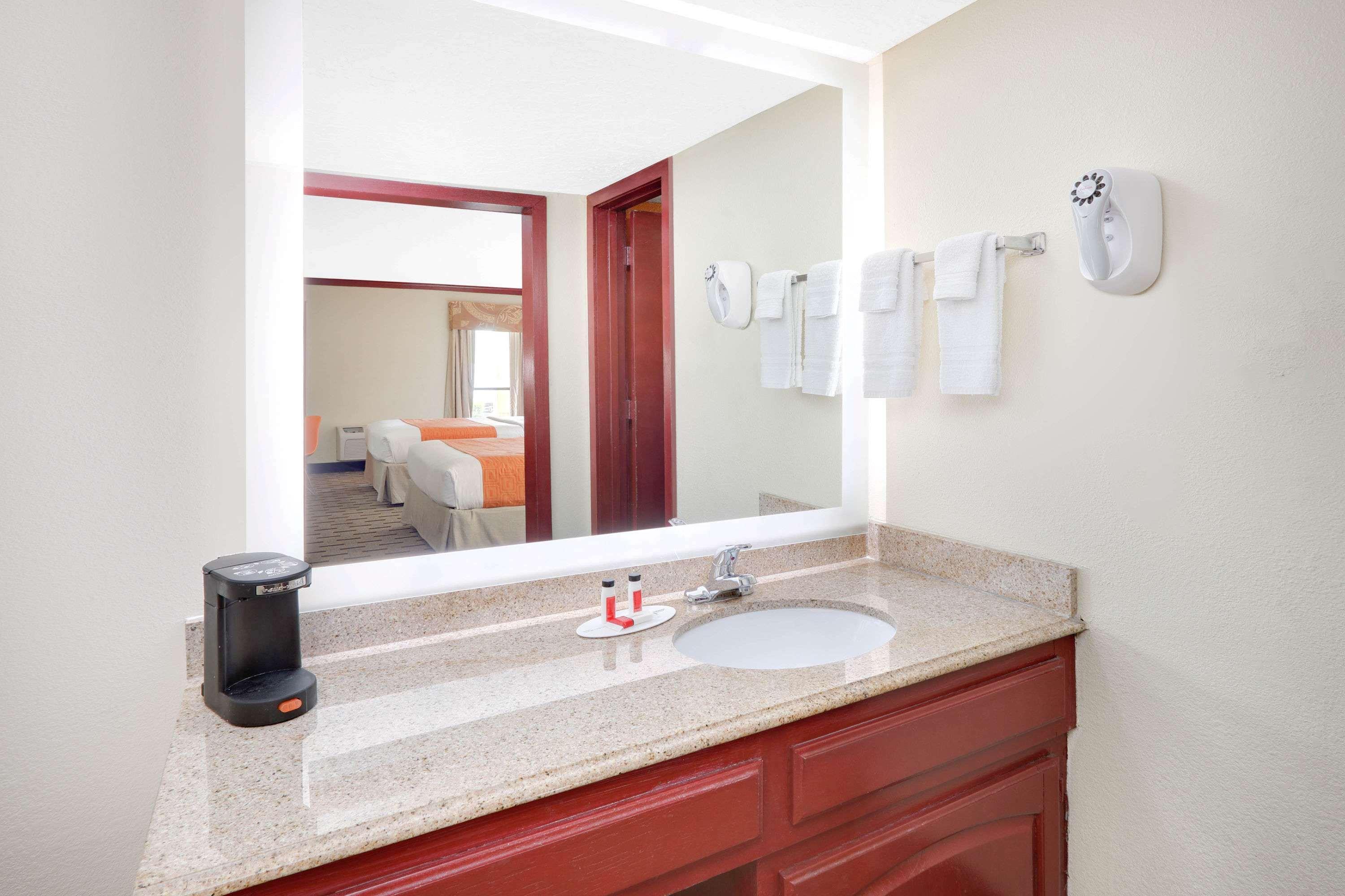 Howard Johnson By Wyndham San Marcos Bagian luar foto