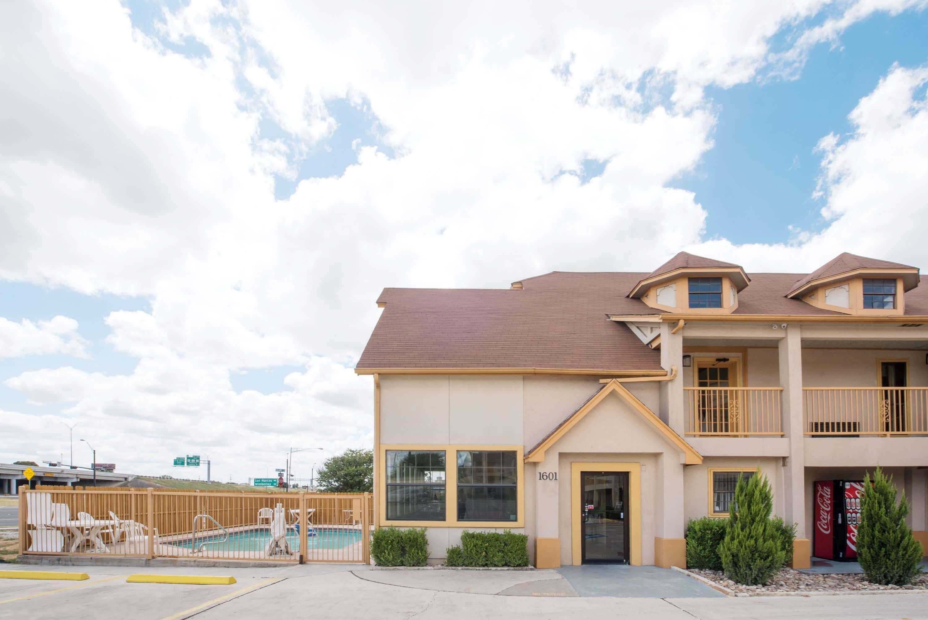 Howard Johnson By Wyndham San Marcos Bagian luar foto