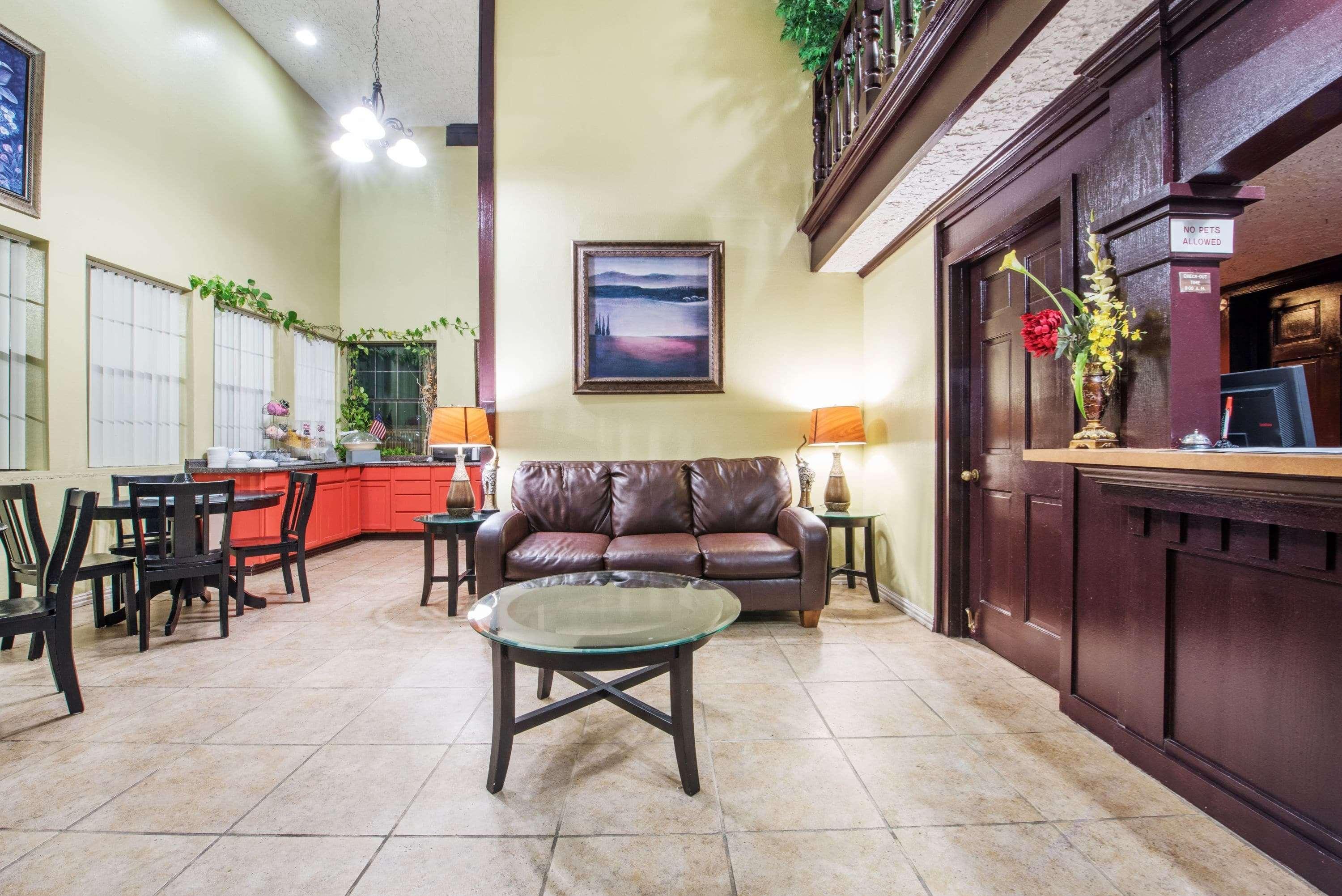 Howard Johnson By Wyndham San Marcos Bagian luar foto