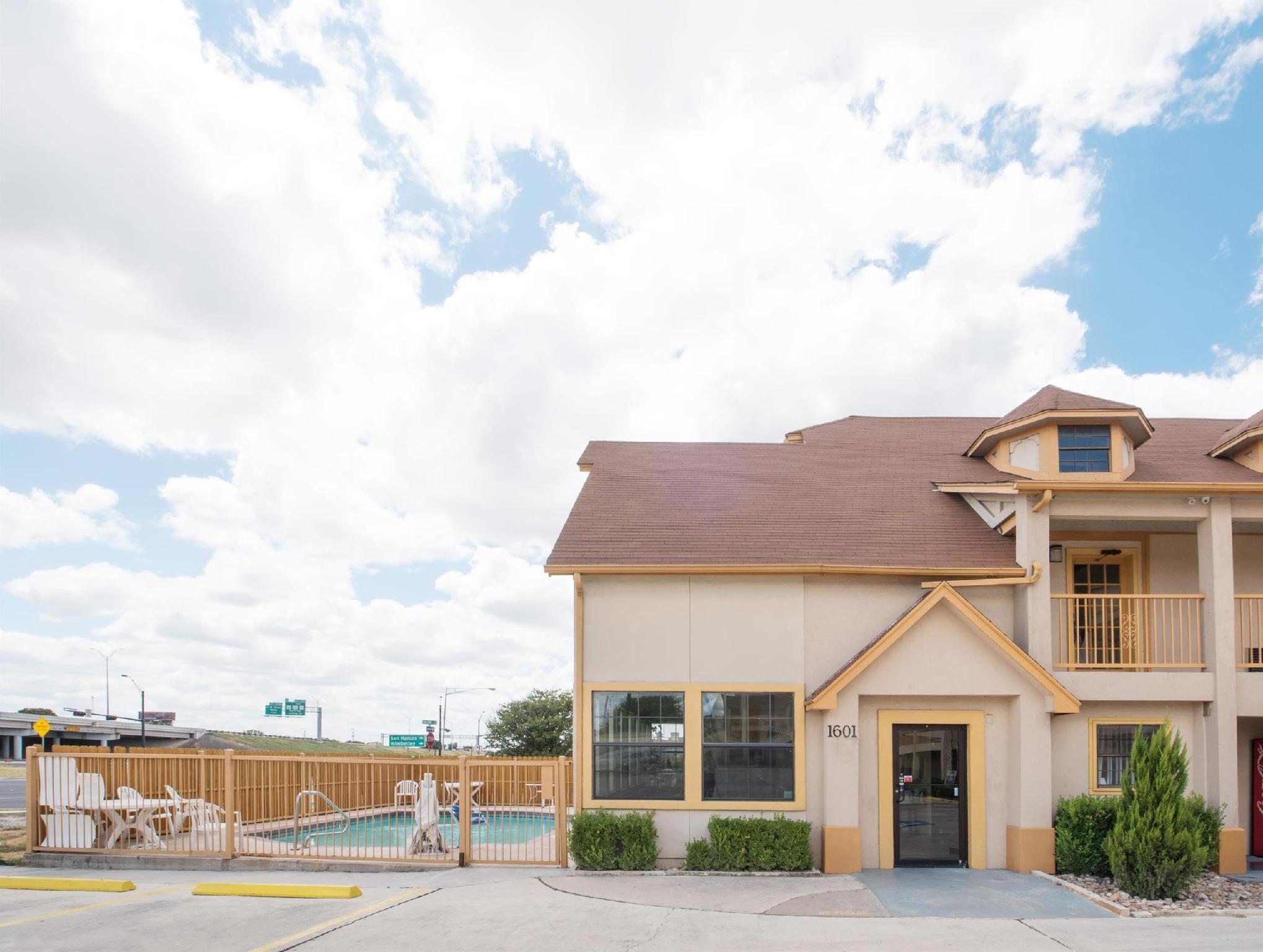 Howard Johnson By Wyndham San Marcos Bagian luar foto