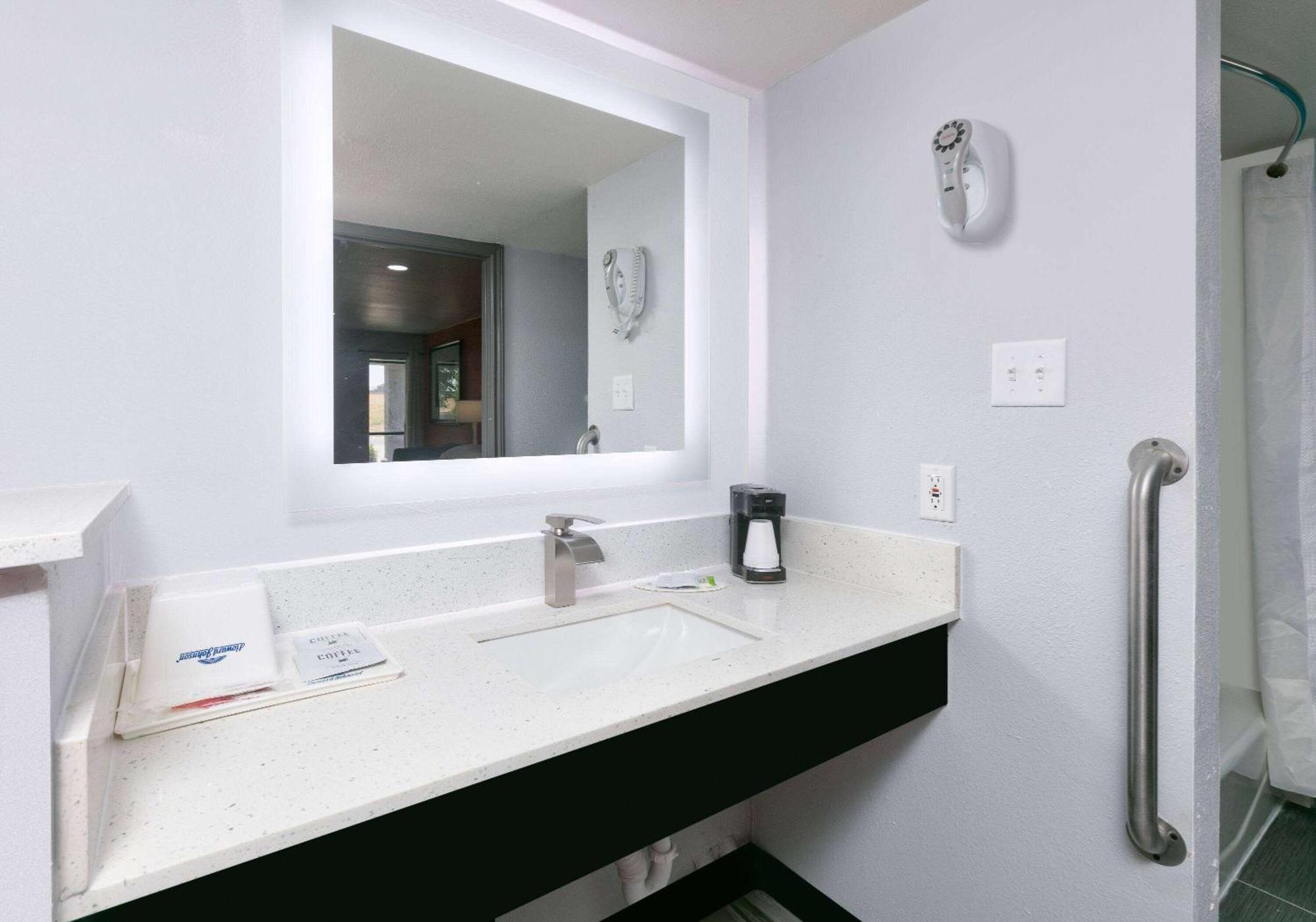 Howard Johnson By Wyndham San Marcos Bagian luar foto