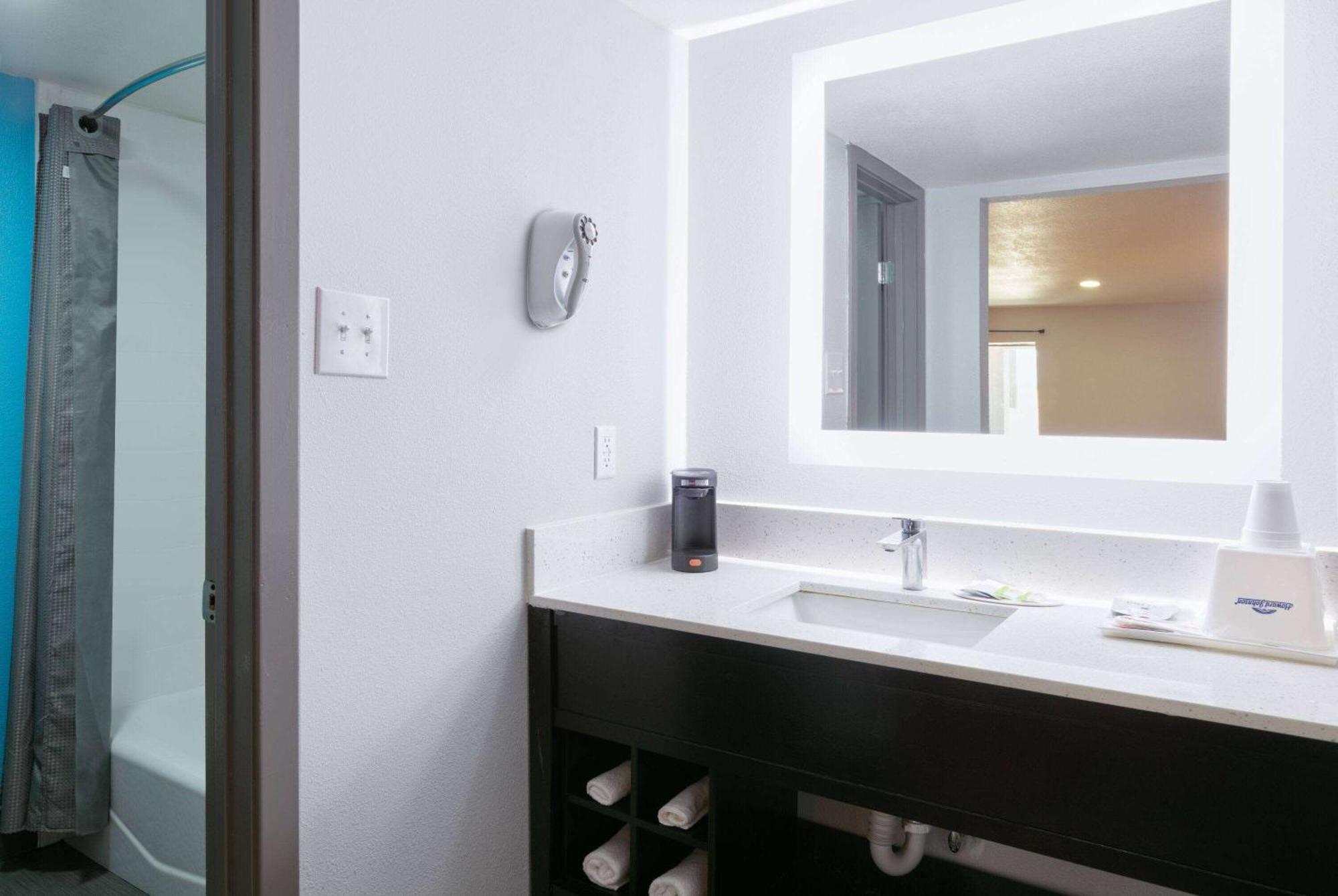 Howard Johnson By Wyndham San Marcos Bagian luar foto