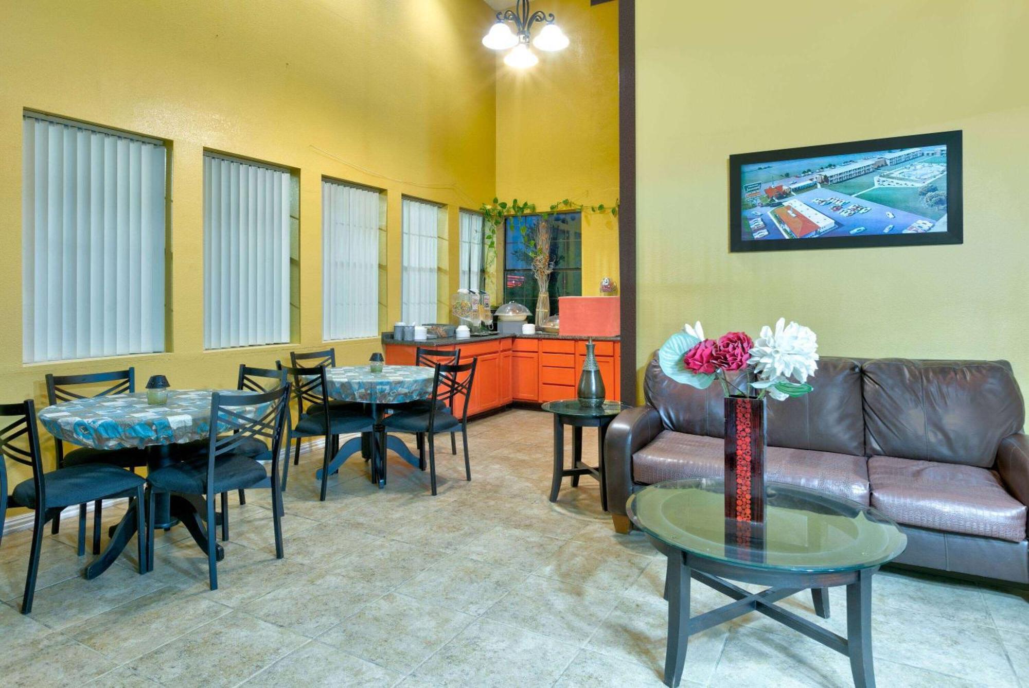 Howard Johnson By Wyndham San Marcos Bagian luar foto