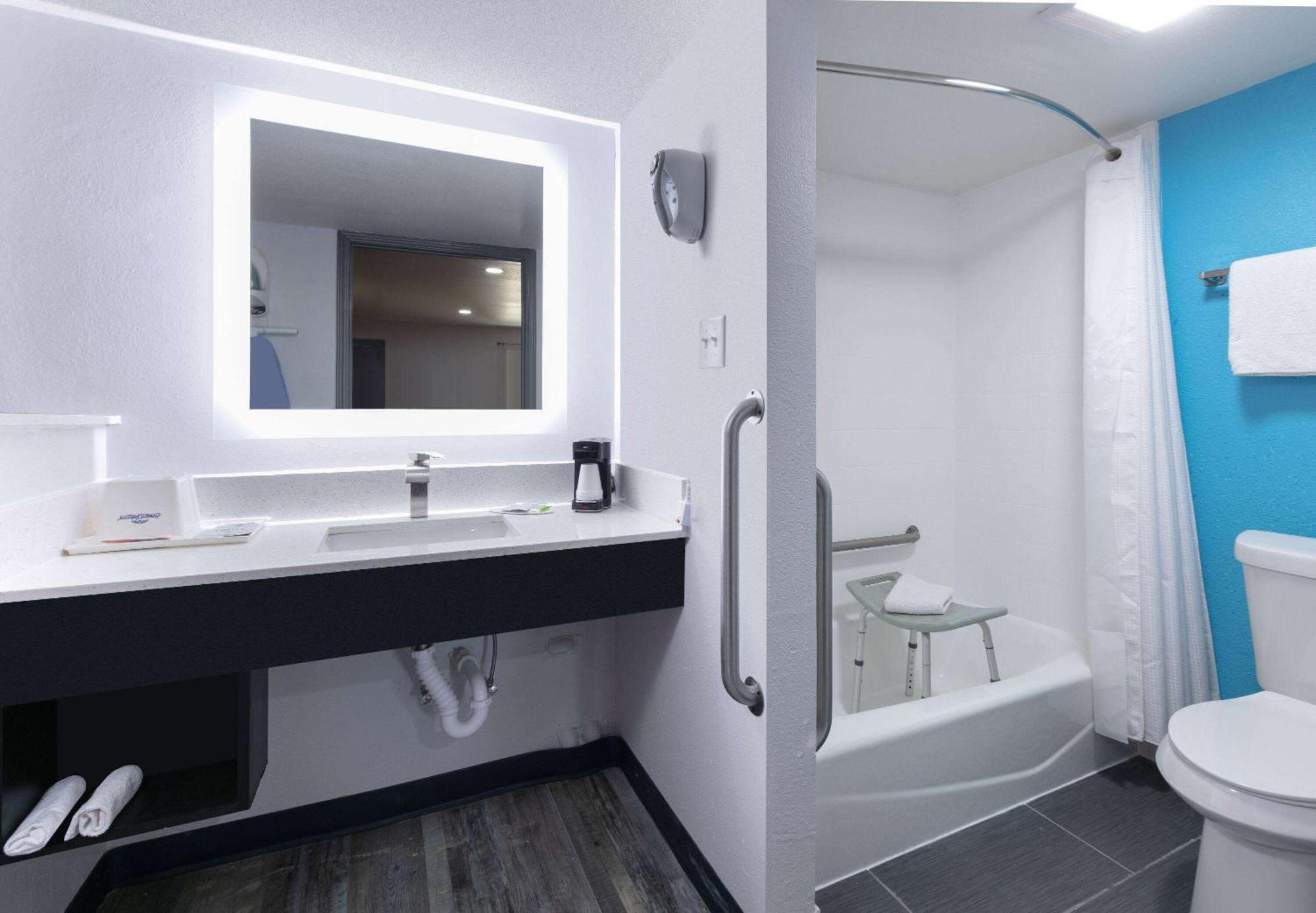 Howard Johnson By Wyndham San Marcos Bagian luar foto