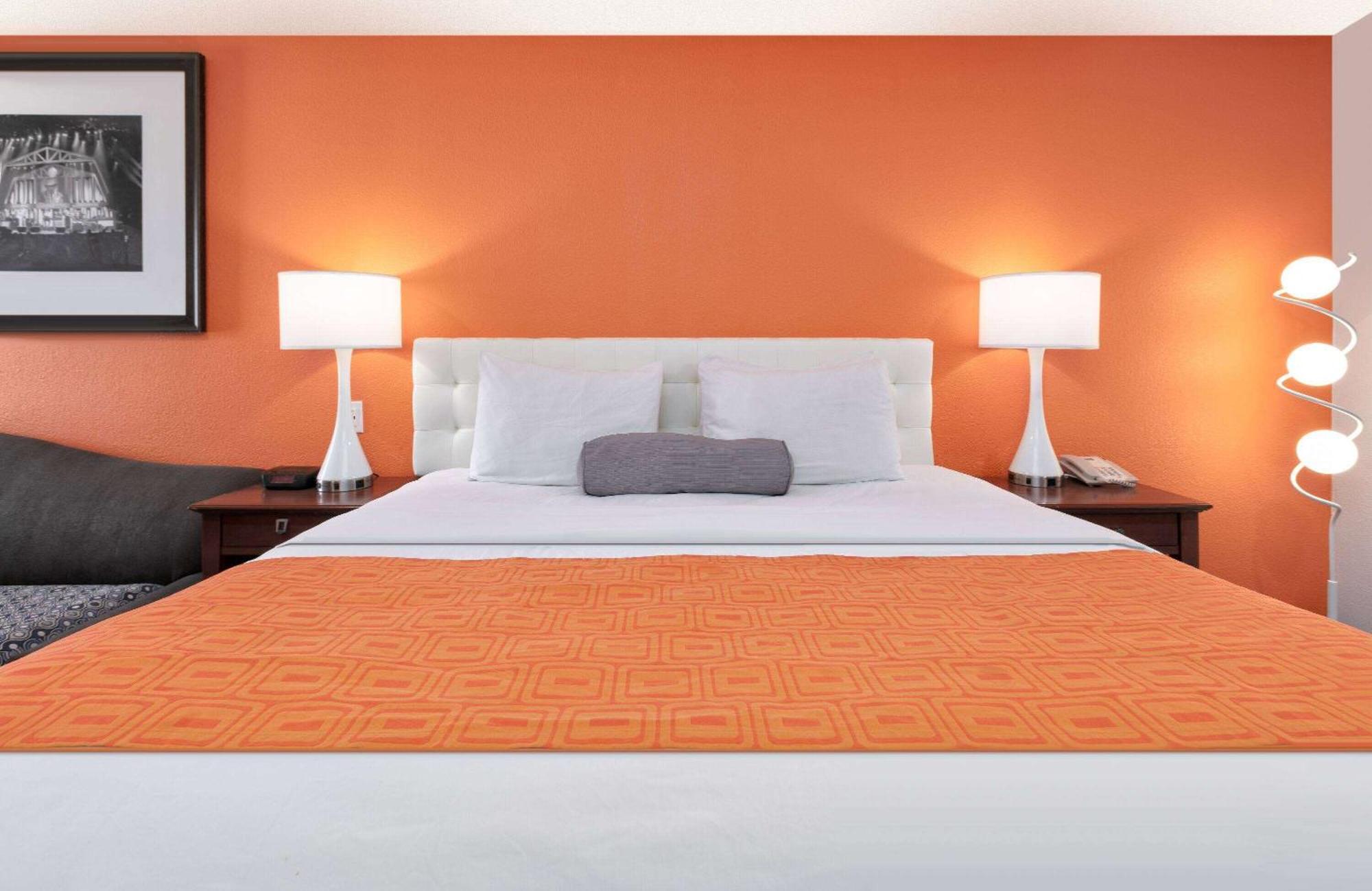 Howard Johnson By Wyndham San Marcos Bagian luar foto