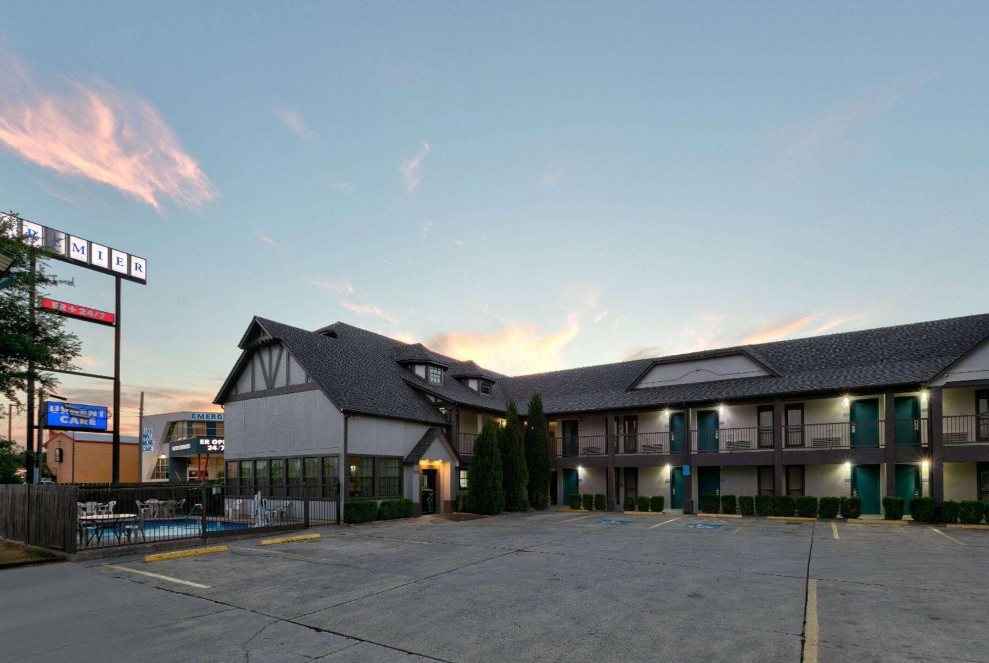 Howard Johnson By Wyndham San Marcos Bagian luar foto