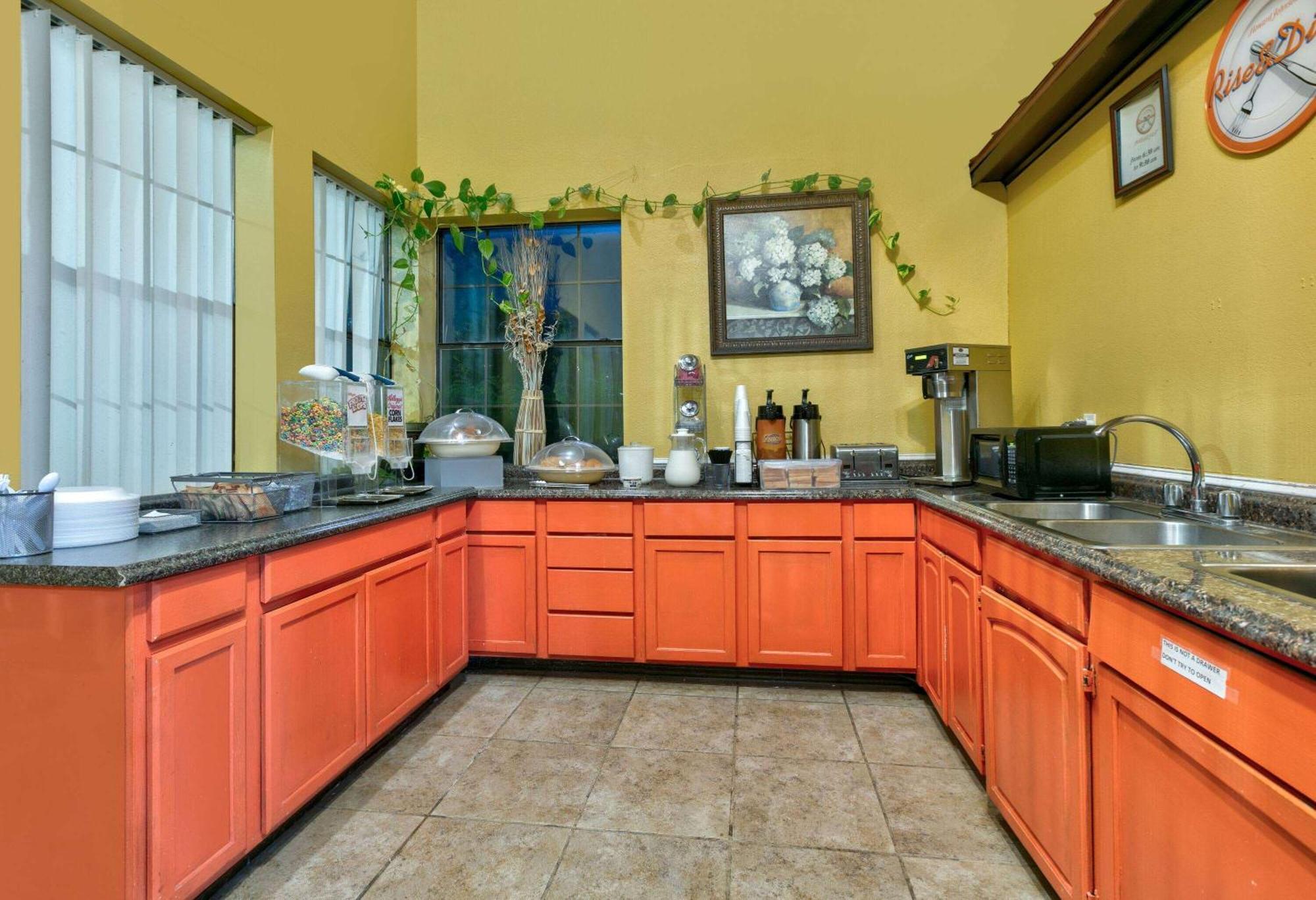 Howard Johnson By Wyndham San Marcos Bagian luar foto
