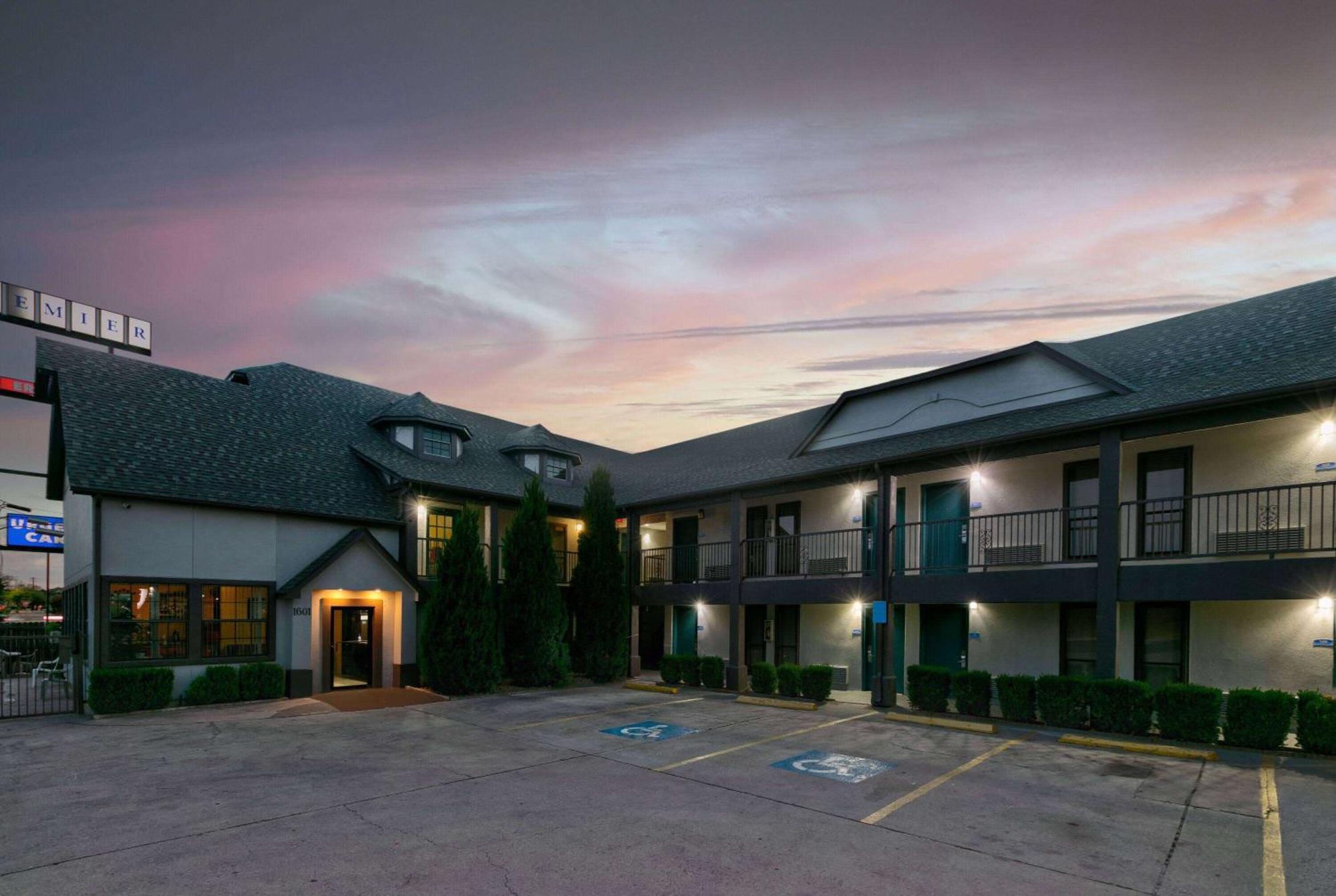 Howard Johnson By Wyndham San Marcos Bagian luar foto