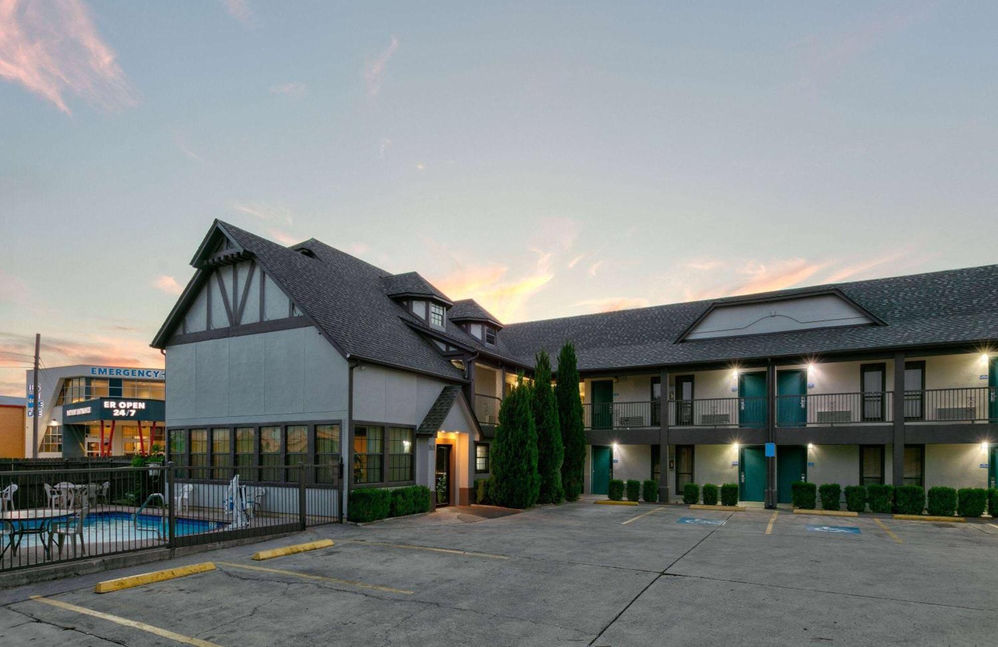 Howard Johnson By Wyndham San Marcos Bagian luar foto