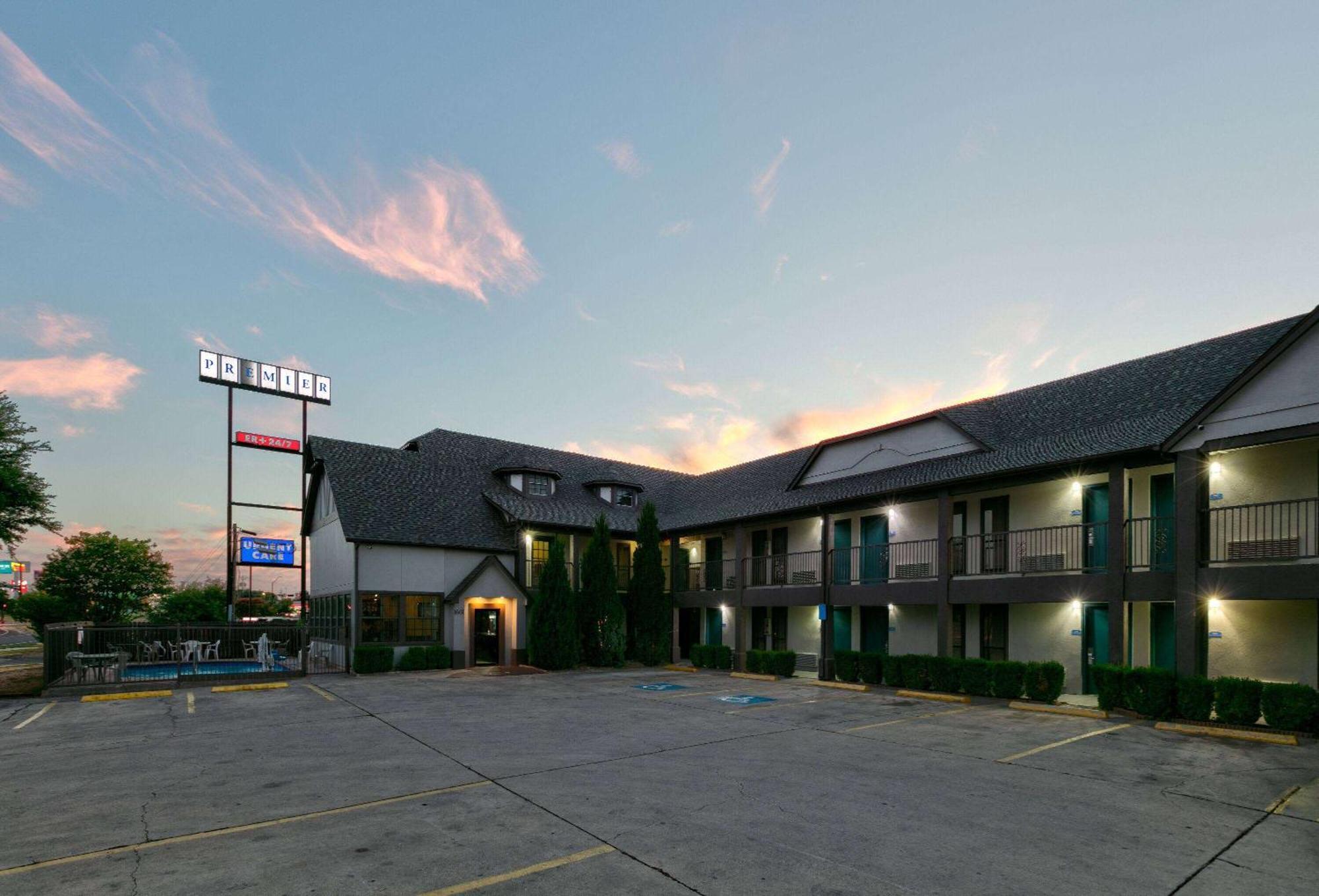 Howard Johnson By Wyndham San Marcos Bagian luar foto