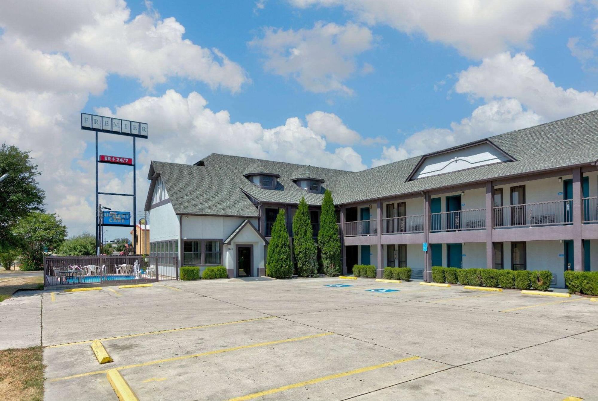 Howard Johnson By Wyndham San Marcos Bagian luar foto