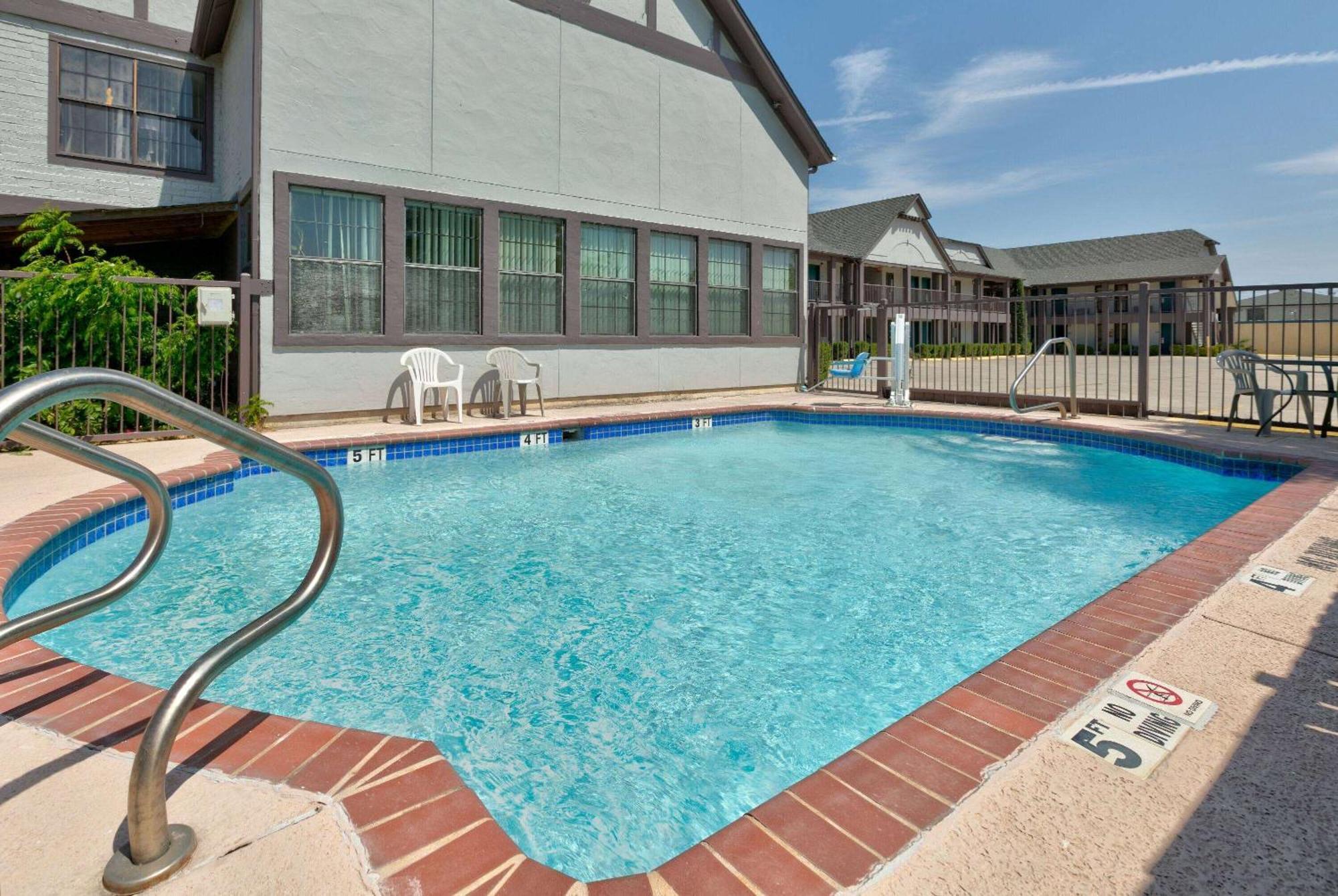 Howard Johnson By Wyndham San Marcos Bagian luar foto