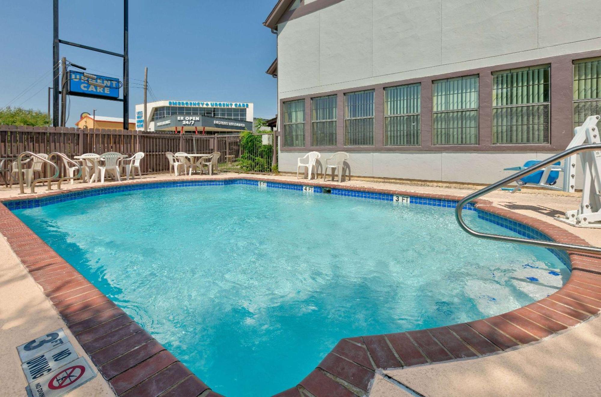 Howard Johnson By Wyndham San Marcos Bagian luar foto