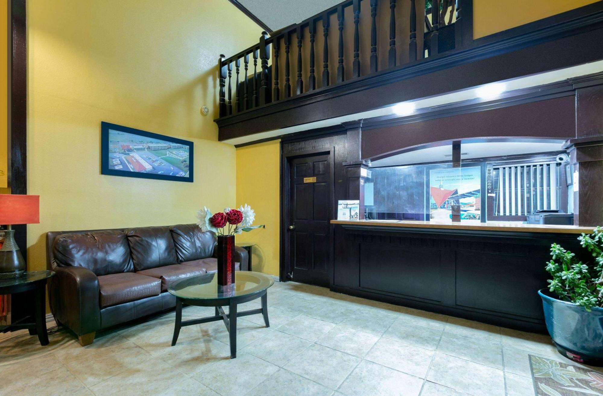 Howard Johnson By Wyndham San Marcos Bagian luar foto