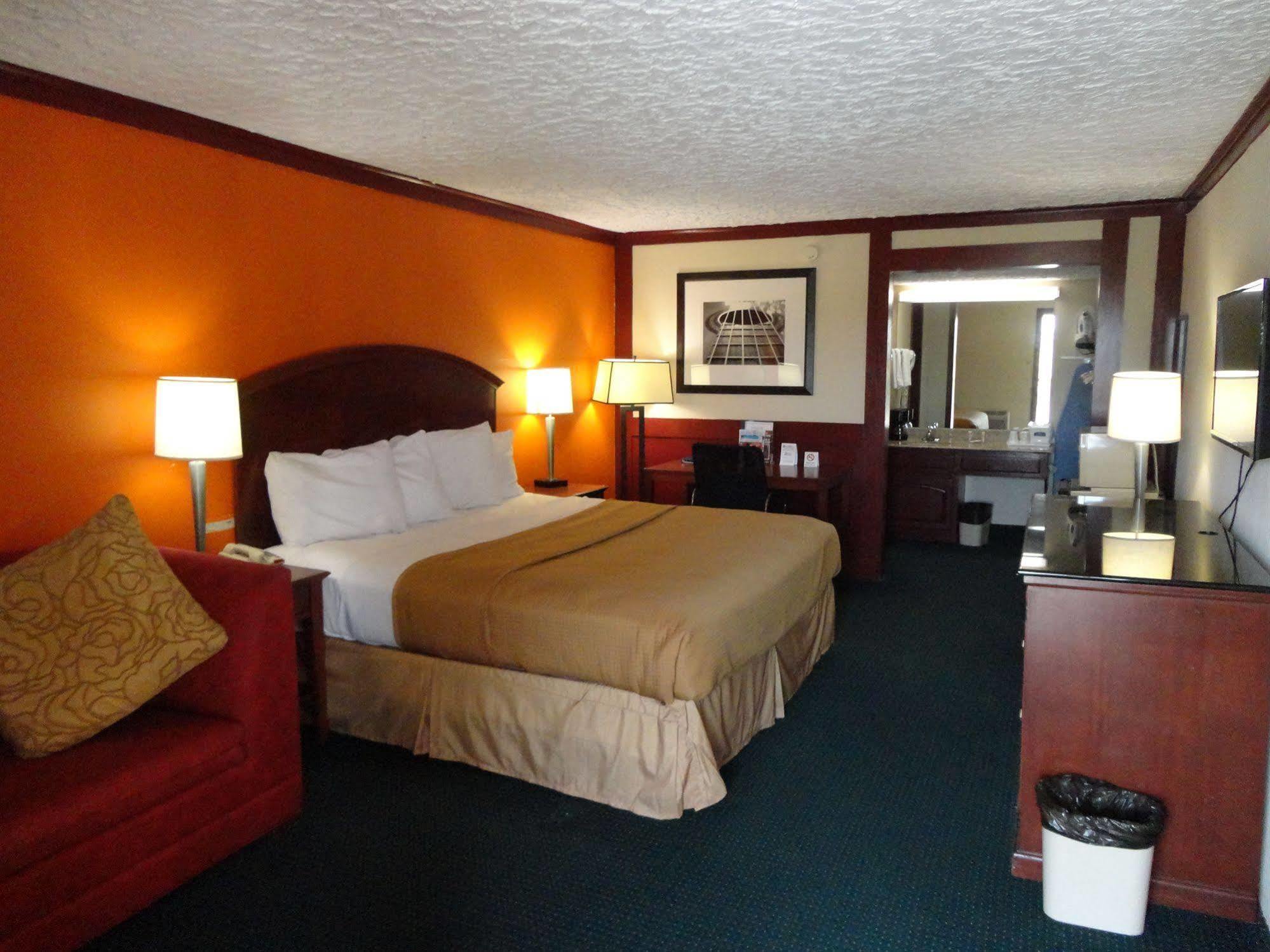 Howard Johnson By Wyndham San Marcos Bagian luar foto